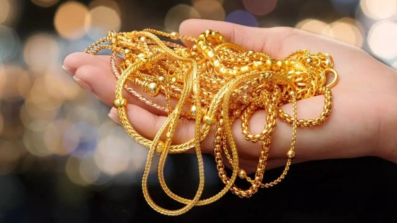Gold Loan : గోల్డ్ లోన్ తీసుకుంటున్నారా.. ఏయే బ్యాంక్ ఎంత వడ్డీ వసూలు చేస్తాయంటే ? Gold Loan : గోల్డ్ లోన్ తీసుకుంటున్నారా.. ఏయే బ్యాంక్ ఎంత వడ్డీ వసూలు చేస్తాయంటే ?