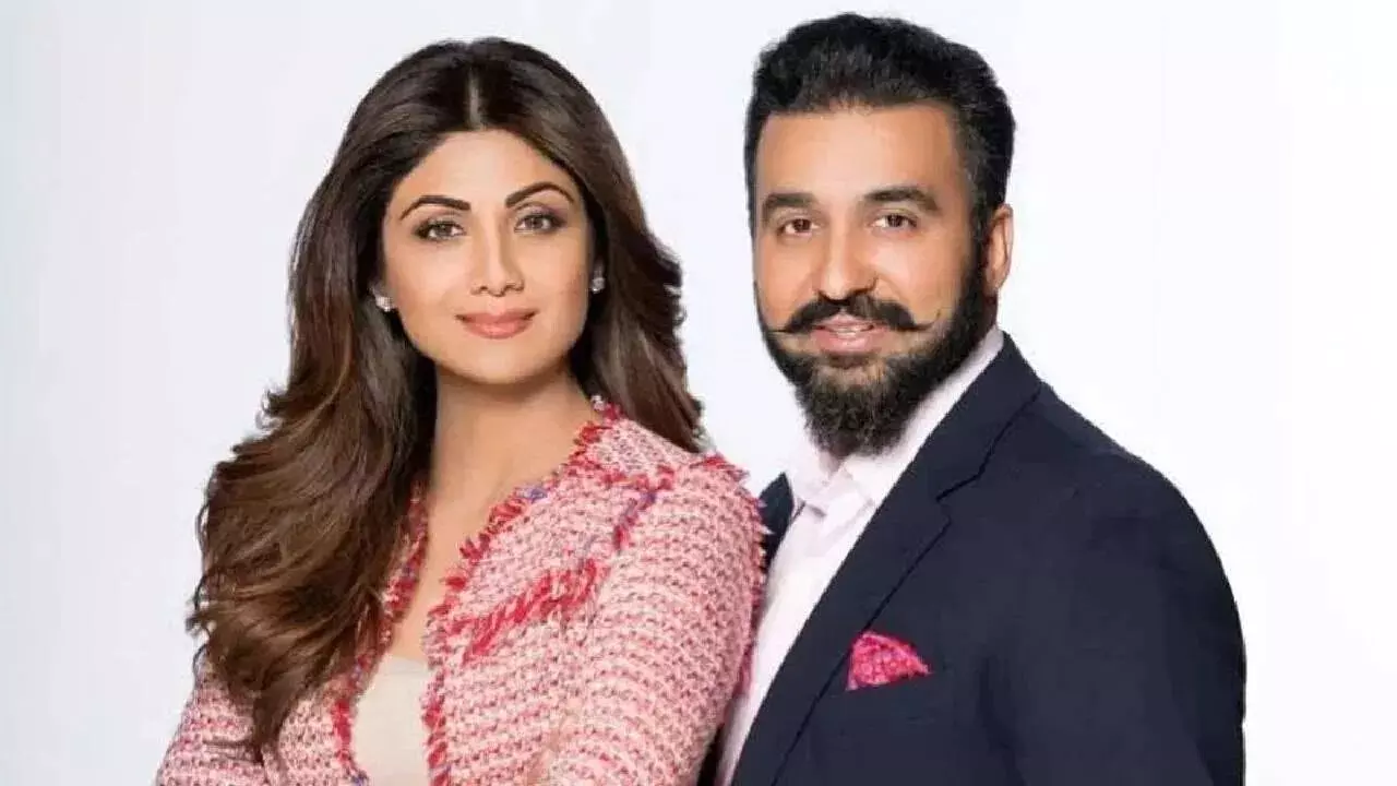 Shilpa Shetty : రాజ్ కుంద్రా, శిల్పా శెట్టికి షాక్.. రూ.60 కోట్లు కట్టి విదేశాలకు పోండి.. బాంబే హైకోర్టు కఠిన నిర్ణయం Shilpa Shetty : రాజ్ కుంద్రా, శిల్పా శెట్టికి షాక్.. రూ.60 కోట్లు కట్టి విదేశాలకు పోండి.. బాంబే హైకోర్టు కఠిన నిర్ణయం