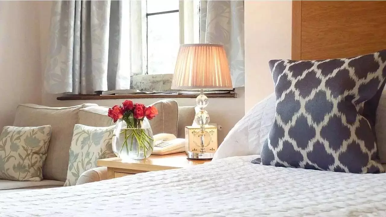 Never Keep These 6 Items in Your Bedroom: బెడ్రూమ్లో ఈ 6 వస్తువులు అస్సలు ఉంచకూడదు.. Never Keep These 6 Items in Your Bedroom: బెడ్రూమ్లో ఈ 6 వస్తువులు అస్సలు ఉంచకూడదు..