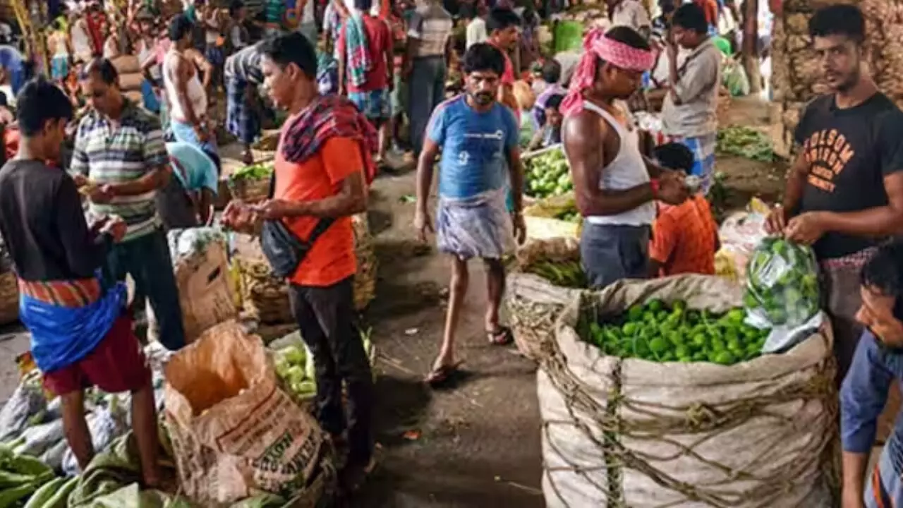 Food Inflation : కిచెన్ బడ్జెట్పై ద్రవ్యోల్బణం ప్రభావం.. కూరగాయలు, పప్పుల ధరలు ఎంత తగ్గాయంటే Food Inflation : కిచెన్ బడ్జెట్పై ద్రవ్యోల్బణం ప్రభావం.. కూరగాయలు, పప్పుల ధరలు ఎంత తగ్గాయంటే