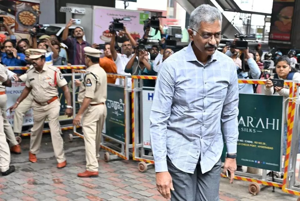 Supreme Court Orders in Phone Tapping Case: ఫోన్ ట్యాపింగ్ కేసులో సుప్రీంకోర్టు ఆదేశం: ప్రభాకర్ రావు సమాచారం బహిర్గతం చేయాలి Supreme Court Orders in Phone Tapping Case: ఫోన్ ట్యాపింగ్ కేసులో సుప్రీంకోర్టు ఆదేశం: ప్రభాకర్ రావు సమాచారం బహిర్గతం చేయాలి