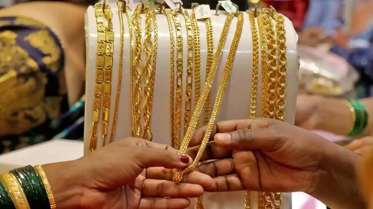 Gold Prices : బంగారం ధరలు ఆకాశాన్ని తాకడానికి కారణం ఏంటి? మధ్యతరగతికి బంగారం ఇక కలేనా ? Gold Prices : బంగారం ధరలు ఆకాశాన్ని తాకడానికి కారణం ఏంటి? మధ్యతరగతికి బంగారం ఇక కలేనా ?