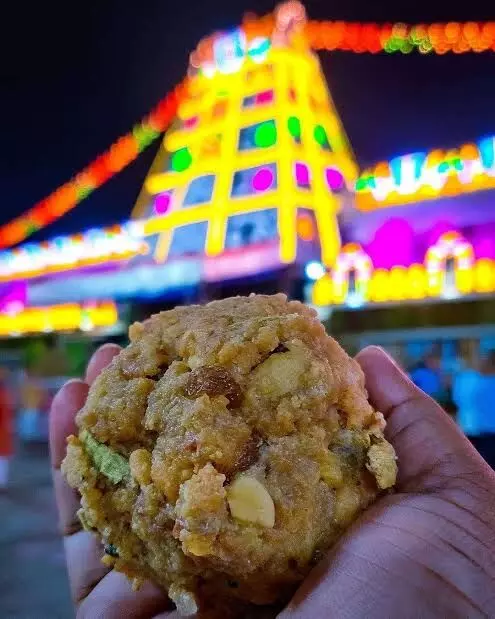 TTD to Distribute Free Srivari Laddus and Vada Prasadam: టీటీడీ విశ్రాంత ఉద్యోగులు, పింఛన్దార్లకు 10 రోజుల పాటు శ్రీవారి లడ్డూ, వడ ప్రసాదాలు ఉచిత పంపిణీ TTD to Distribute Free Srivari Laddus and Vada Prasadam: టీటీడీ విశ్రాంత ఉద్యోగులు, పింఛన్దార్లకు 10 రోజుల పాటు శ్రీవారి లడ్డూ, వడ ప్రసాదాలు ఉచిత పంపిణీ