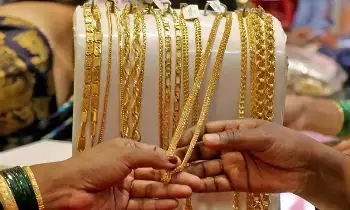 Gold Prices : బంగారం ధరలు ఆకాశాన్ని తాకడానికి కారణం ఏంటి? మధ్యతరగతికి బంగారం ఇక కలేనా ? Gold Prices : బంగారం ధరలు ఆకాశాన్ని తాకడానికి కారణం ఏంటి? మధ్యతరగతికి బంగారం ఇక కలేనా ?