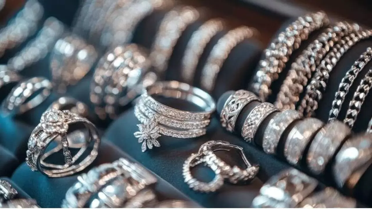Avoid Wearing Silver Jewelry: ఆ మూడు రాశుల వారు వెండి ఆభరణాలు ధరించకూడదు.. ఎందుకో తెలుసా? Avoid Wearing Silver Jewelry: ఆ మూడు రాశుల వారు వెండి ఆభరణాలు ధరించకూడదు.. ఎందుకో తెలుసా?