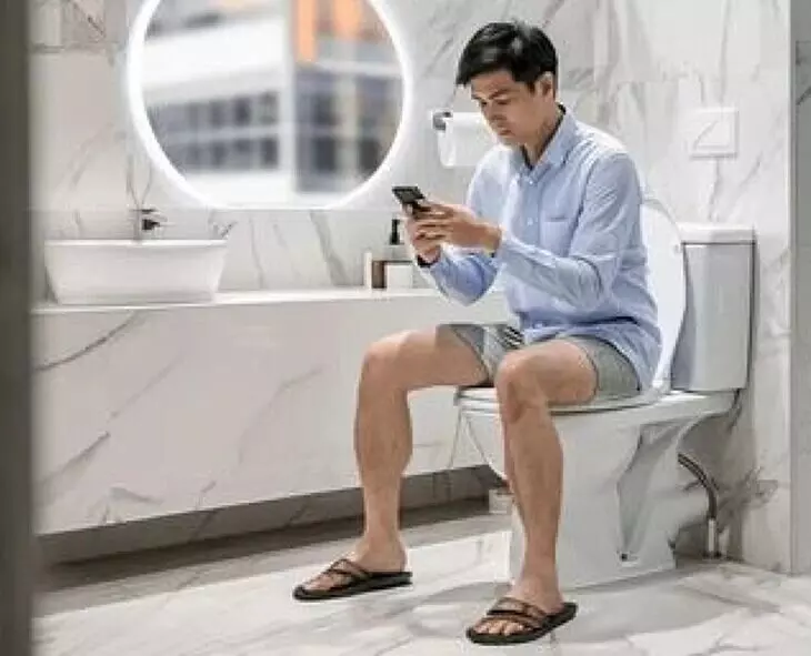 Are You Taking Your Phone to the Bathroom:ఫోన్ తో బాత్రూంలోకి వెళ్తున్నారా? Are You Taking Your Phone to the Bathroom:ఫోన్ తో బాత్రూంలోకి వెళ్తున్నారా?