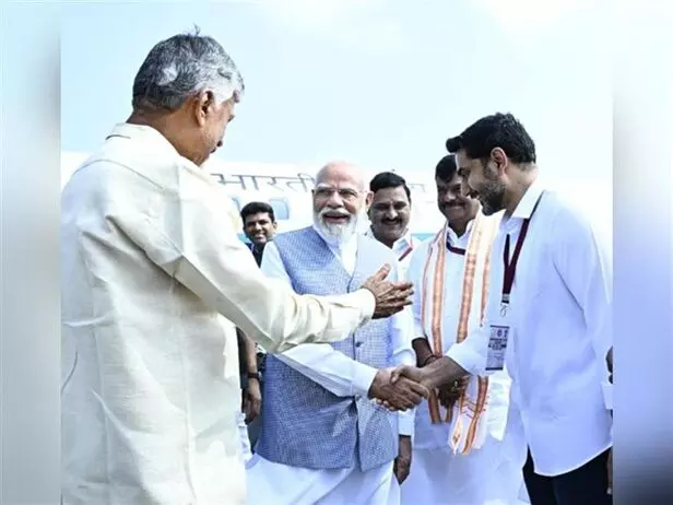 Witty Conversation Between Modi, Chandrababu: బ్రేకింగ్ న్యూస్: కర్నూలు విమానాశ్రయంలో మోదీ-చంద్రబాబు-లోకేశ్ మధ్య చమత్కార సంభాషణ.. నాన్నలా తయారవుతావు అంటూ ప్రధాని హాస్యవిహారం! Witty Conversation Between Modi, Chandrababu: బ్రేకింగ్ న్యూస్: కర్నూలు విమానాశ్రయంలో మోదీ-చంద్రబాబు-లోకేశ్ మధ్య చమత్కార సంభాషణ.. నాన్నలా తయారవుతావు అంటూ ప్రధాని హాస్యవిహారం!