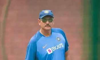 Former Head Coach Ravi Shastri: అలాంటి వాళ్ళకు విదేశీ లీగ్ లు ఆడేందుకు అనుమతించాలి Former Head Coach Ravi Shastri: అలాంటి వాళ్ళకు విదేశీ లీగ్ లు ఆడేందుకు అనుమతించాలి