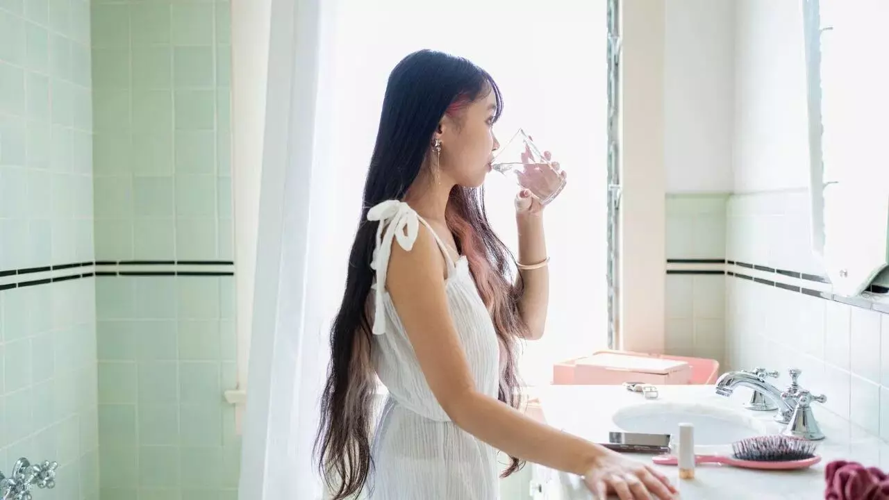 Drinking Water While Standing Cause Knee Pain: నిలబడి నీరు తాగితే మోకాళ్ల నొప్పి వస్తుందా..? Drinking Water While Standing Cause Knee Pain: నిలబడి నీరు తాగితే మోకాళ్ల నొప్పి వస్తుందా..?