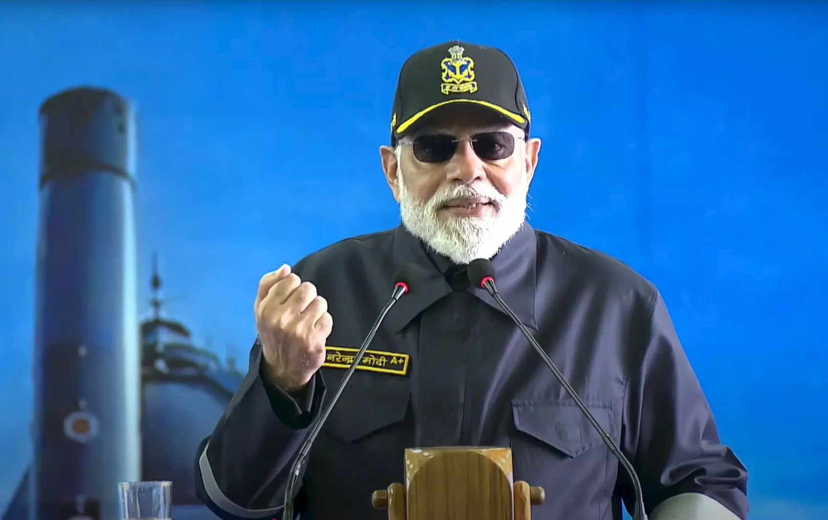 PM Modi Celebrates Diwali with Sailors: ఐఎన్ఎస్ విక్రాంత్పై నావికులతో ప్రధాని మోదీ దీపావళి సంబరాలు PM Modi Celebrates Diwali with Sailors: ఐఎన్ఎస్ విక్రాంత్పై నావికులతో ప్రధాని మోదీ దీపావళి సంబరాలు