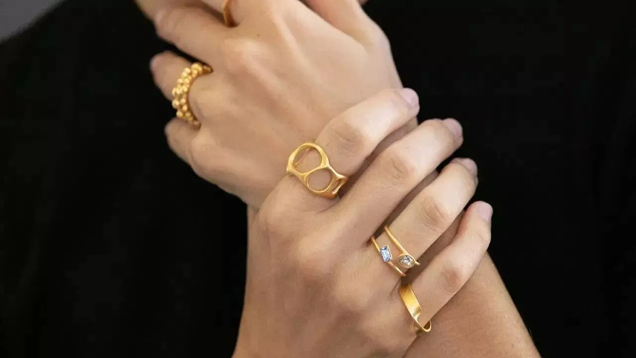 Wear a Gold Ring: బంగారు ఉంగరం ఏ వేలికి ధరించాలి..? అదృష్టం, ఆరోగ్యం కోసం పాటించాల్సిన నియమాలు ఇవే Wear a Gold Ring: బంగారు ఉంగరం ఏ వేలికి ధరించాలి..? అదృష్టం, ఆరోగ్యం కోసం పాటించాల్సిన నియమాలు ఇవే