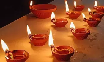 Diya Worship: దీపారాధనకు పాత ప్రమిదలు వాడొచ్చా? పండితులు ఏమంటున్నారు? Diya Worship: దీపారాధనకు పాత ప్రమిదలు వాడొచ్చా? పండితులు ఏమంటున్నారు?