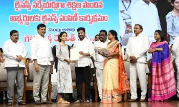 CM Revanth Reddy:  సీఎం రేవంత్రెడ్డి: తప్పులకు అవకాశం ఇవ్వకండి.. భూ సమస్యలు శాశ్వతంగా పరిష్కరించాలి CM Revanth Reddy:  సీఎం రేవంత్రెడ్డి: తప్పులకు అవకాశం ఇవ్వకండి.. భూ సమస్యలు శాశ్వతంగా పరిష్కరించాలి