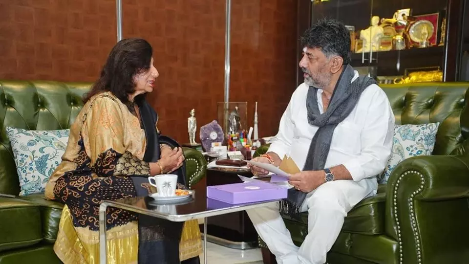 Kiran Mazumdar Shaw Holds Key Meeting with DK Shivakumar: కిరణ్ మజుందార్ షా: బెంగళూరు రోడ్ల విమర్శల మధ్య.. డీకే శివకుమార్తో కీలక సమావేశం! Kiran Mazumdar Shaw Holds Key Meeting with DK Shivakumar: కిరణ్ మజుందార్ షా: బెంగళూరు రోడ్ల విమర్శల మధ్య.. డీకే శివకుమార్తో కీలక సమావేశం!