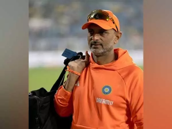 Indian team interim batting coach Sitanshu Kotak: రోహిత్, కోహ్లీ ఫామ్పై ఇప్పుడే తీర్పు వద్దు! Indian team interim batting coach Sitanshu Kotak: రోహిత్, కోహ్లీ ఫామ్పై ఇప్పుడే తీర్పు వద్దు!