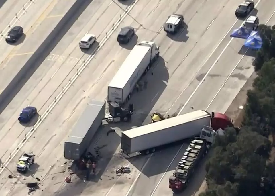 Horrific Chain Crash in Ontario: ఒంటారియోలో ఘోర చైన్ క్రాష్: డ్రగ్స్ మత్తులో భారతీయ యువకుడు అరెస్ట్.. ముగ్గురు మృతి, వీడియో వైరల్! Horrific Chain Crash in Ontario: ఒంటారియోలో ఘోర చైన్ క్రాష్: డ్రగ్స్ మత్తులో భారతీయ యువకుడు అరెస్ట్.. ముగ్గురు మృతి, వీడియో వైరల్!