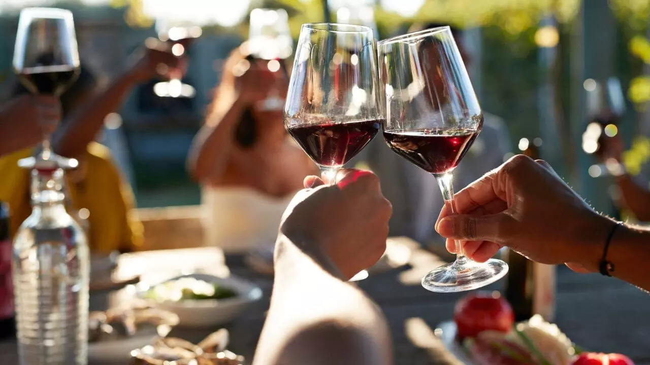Red Wine Really Good: రెడ్ వైన్ గుండె ఆరోగ్యానికి మేలు చేస్తుందా..? తెలుసుకోవాల్సిన నిజాలు ఇవే.. Red Wine Really Good: రెడ్ వైన్ గుండె ఆరోగ్యానికి మేలు చేస్తుందా..? తెలుసుకోవాల్సిన నిజాలు ఇవే..