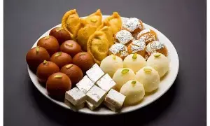 sweets make you gain weight: స్వీట్లు తింటే బరువు పెరుగుతారా? sweets make you gain weight: స్వీట్లు తింటే బరువు పెరుగుతారా?