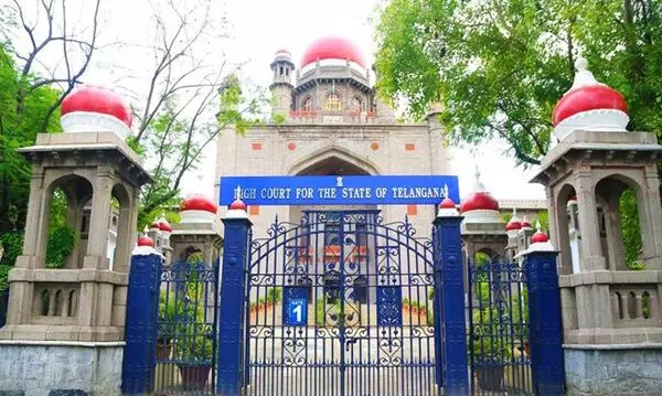 High Court Warns: మద్యం దరఖాస్తు గడువు పొడిగింపు ఇష్టానుసారం చేయడం కుదరదు - హైకోర్టు హెచ్చరిక High Court Warns: మద్యం దరఖాస్తు గడువు పొడిగింపు ఇష్టానుసారం చేయడం కుదరదు - హైకోర్టు హెచ్చరిక