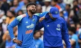 Shreyas Iyer Suffers Serious Injury: టీమిండియాకు షాక్.. శ్రేయస్ అయ్యర్కు తీవ్రగాయం.. ఆస్పత్రికి తరలింపు.. Shreyas Iyer Suffers Serious Injury: టీమిండియాకు షాక్.. శ్రేయస్ అయ్యర్కు తీవ్రగాయం.. ఆస్పత్రికి తరలింపు..