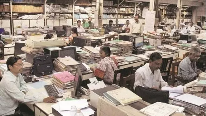 Employees in Telangana Government: తెలంగాణ ప్రభుత్వంలో 5 లక్షలకు పైగా తాత్కాలిక ఉద్యోగులు: ఆధార్ అప్డేట్ కోసం జీతాలు ఆలస్యం.. బోగస్ ఉద్యోగులు ఎవరో తేల్చాలి! Employees in Telangana Government: తెలంగాణ ప్రభుత్వంలో 5 లక్షలకు పైగా తాత్కాలిక ఉద్యోగులు: ఆధార్ అప్డేట్ కోసం జీతాలు ఆలస్యం.. బోగస్ ఉద్యోగులు ఎవరో తేల్చాలి!