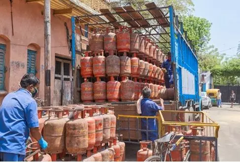Aadhaar Biometric e-KYC Mandatory for LPG Subsidy: ఎల్పీజీ సబ్సిడీకి ఆధార్ బయోమెట్రిక్ ఈ-కేవైసీ తప్పనిసరి: ప్రభుత్వం కీలక నిర్ణయం! Aadhaar Biometric e-KYC Mandatory for LPG Subsidy: ఎల్పీజీ సబ్సిడీకి ఆధార్ బయోమెట్రిక్ ఈ-కేవైసీ తప్పనిసరి: ప్రభుత్వం కీలక నిర్ణయం!