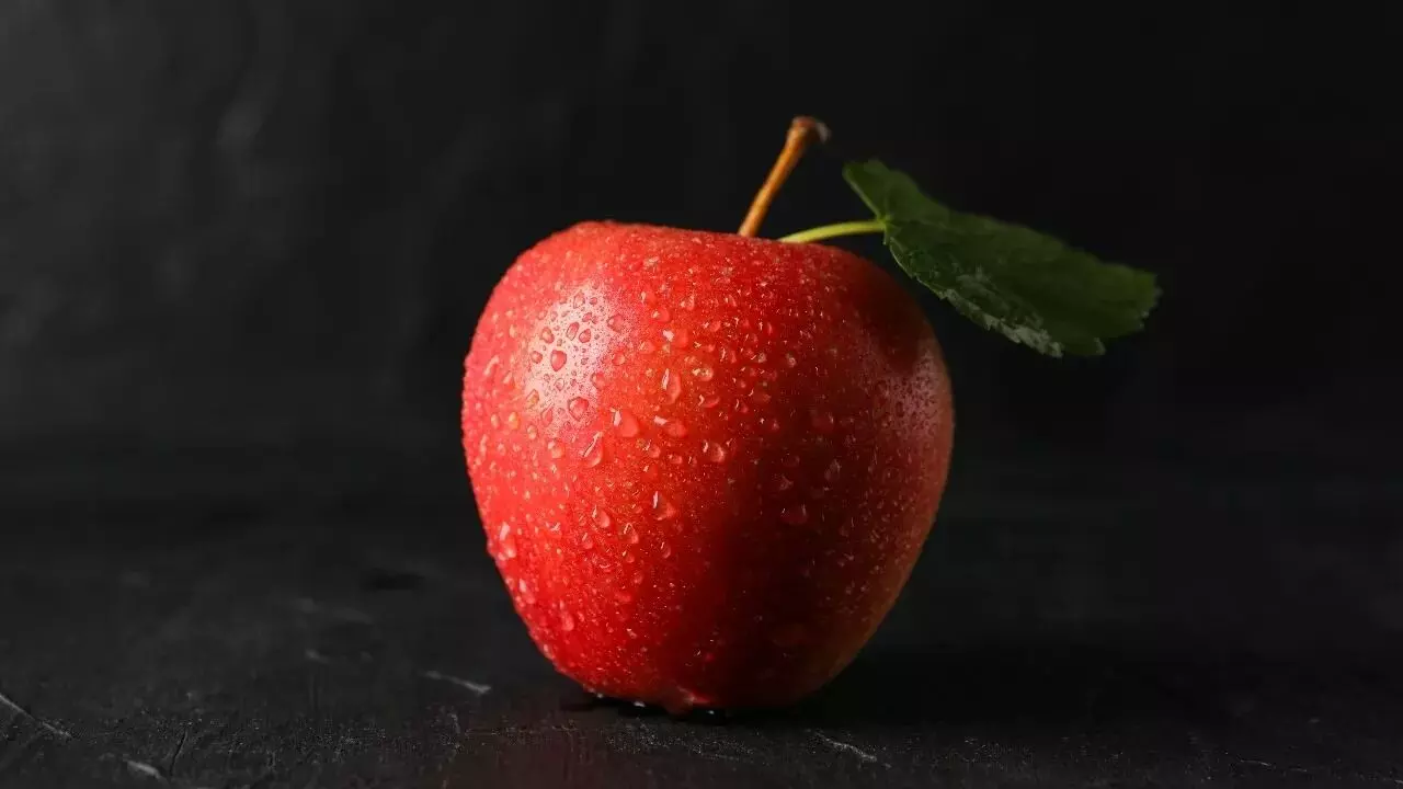 Coat apples with wax: యాపిల్స్పై మైనం ఎందుకు పూస్తారు? Coat apples with wax: యాపిల్స్పై మైనం ఎందుకు పూస్తారు?