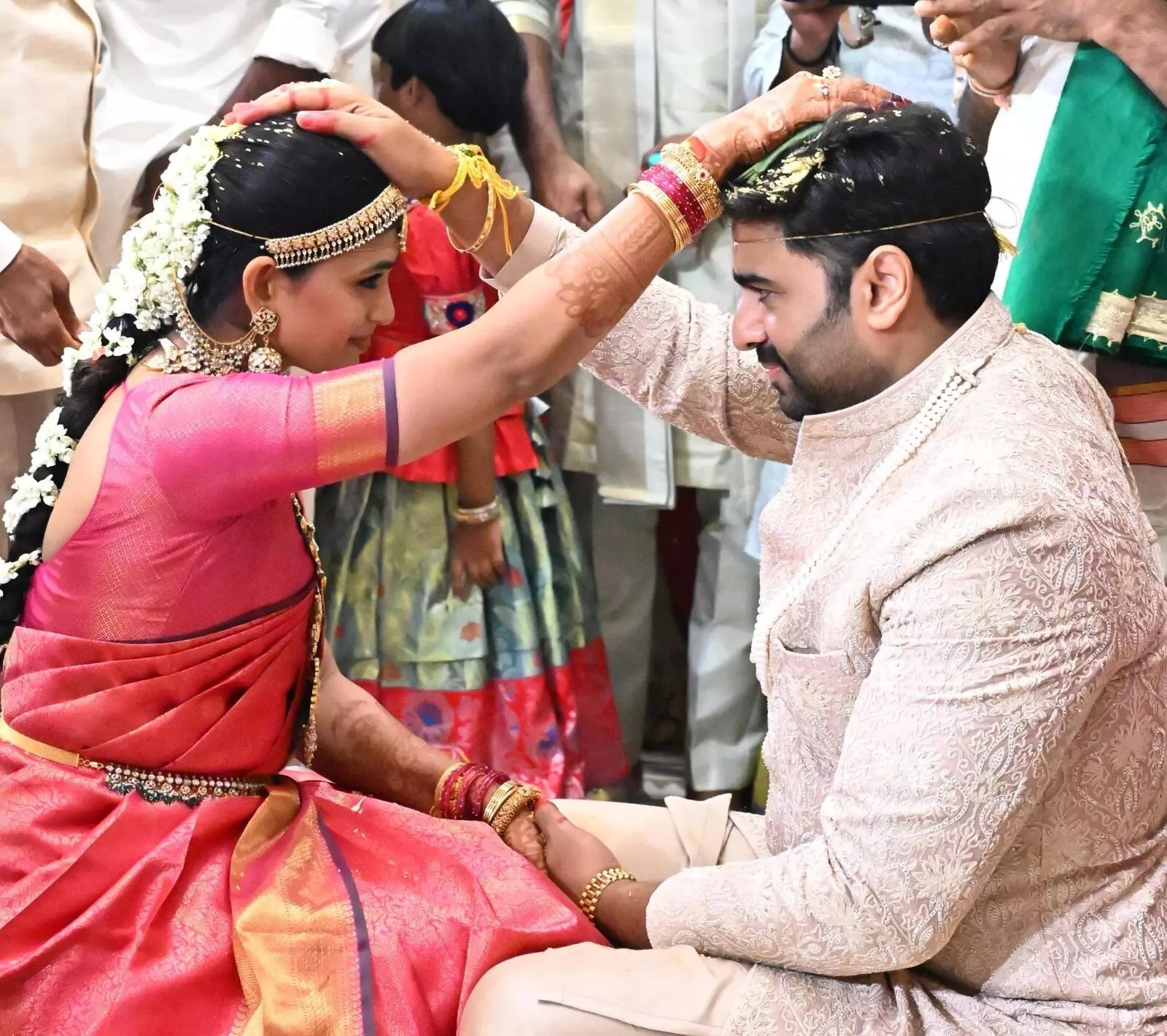 Grand Wedding of Nara Rohit : ఘనంగా నారా రోహిత్ పెళ్లి: శిరీషతో ఏడడుగులు! Grand Wedding of Nara Rohit : ఘనంగా నారా రోహిత్ పెళ్లి: శిరీషతో ఏడడుగులు!