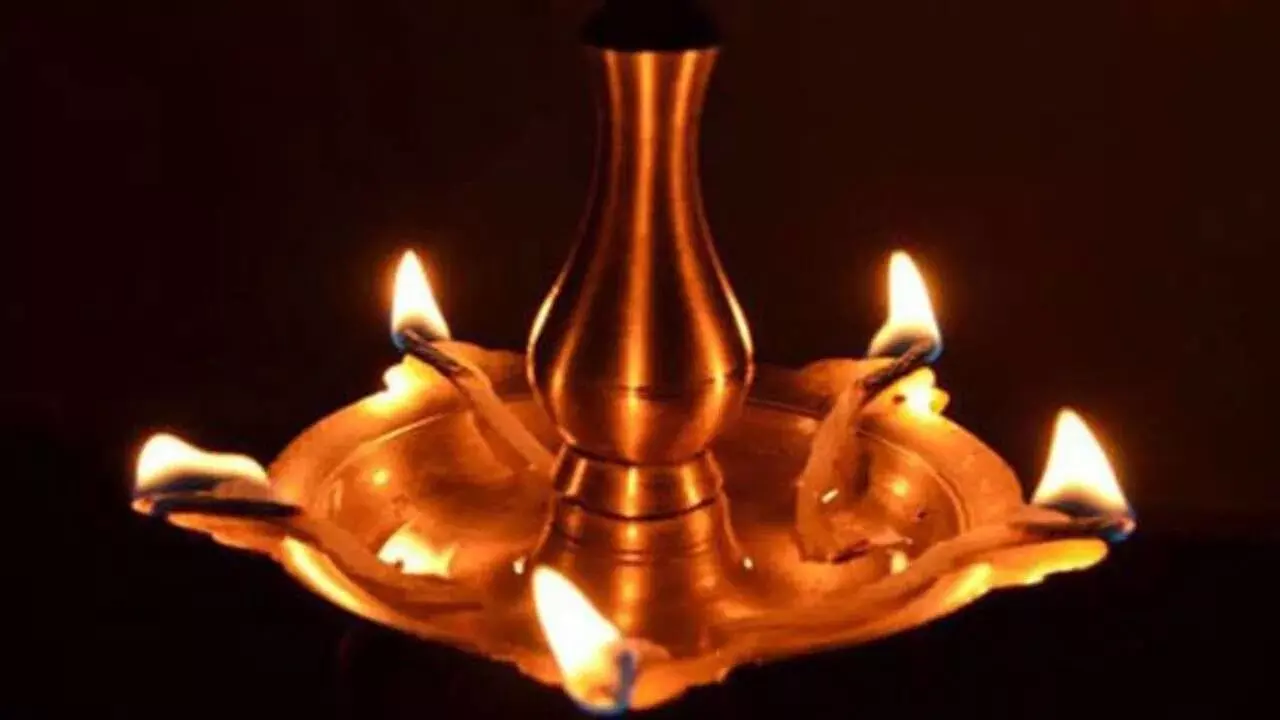 The Wick After Extinguishing a Lamp at Home: ఇంట్లో వెలిగించిన దీపం వత్తిని ఏం చేయాలి..? The Wick After Extinguishing a Lamp at Home: ఇంట్లో వెలిగించిన దీపం వత్తిని ఏం చేయాలి..?