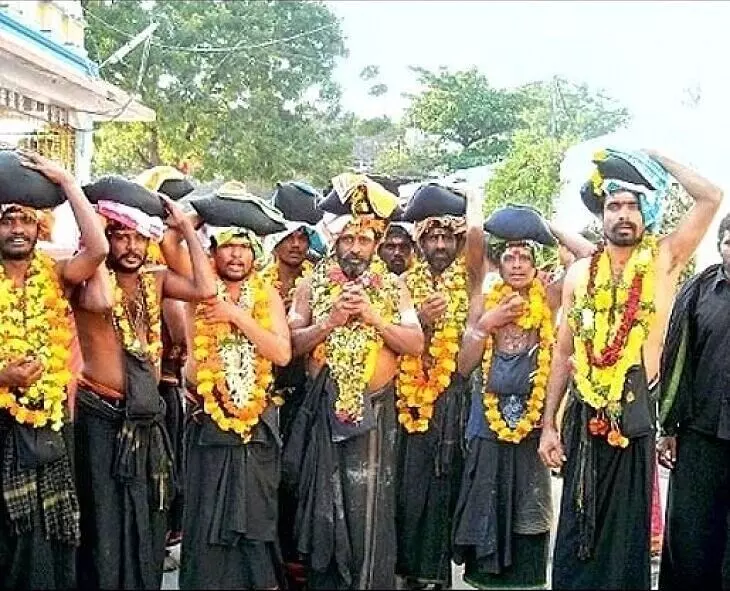 Ayyappa Deeksha: అయ్యప్ప దీక్ష: స్వామియే శరణం అయ్యప్ప - భక్తులు ఒకరినొకరు స్వామి అని ఎందుకు పిలుస్తారు? Ayyappa Deeksha: అయ్యప్ప దీక్ష: స్వామియే శరణం అయ్యప్ప - భక్తులు ఒకరినొకరు స్వామి అని ఎందుకు పిలుస్తారు?