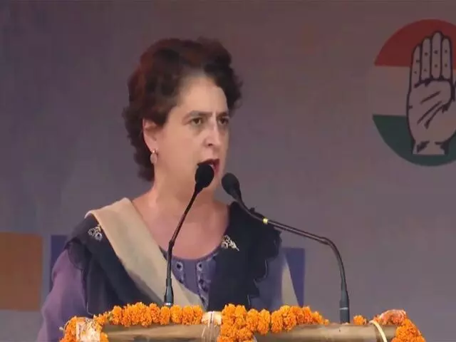 Priyanka Gandhi:  ప్రధాని మోడీ అనవసర అంశాలపైనే ప్రసంగాలు..  ప్రియాంక గాంధీ  ఎద్దేవా! Priyanka Gandhi:  ప్రధాని మోడీ అనవసర అంశాలపైనే ప్రసంగాలు..  ప్రియాంక గాంధీ  ఎద్దేవా!