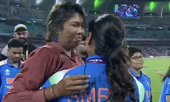 ICC Womens ODI World Cup 2025: కప్పును ఎత్తుకొని కన్నీరు పెట్టిన ఝులన్ గోస్వామి.. మిథాలీ రాజ్‌తో కలిసి