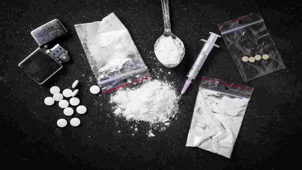 Hyderabad Drugs: హైదరాబాద్లో వైద్యుడి నివాసంలో రూ.3 లక్షల విలువైన మాదక ద్రవ్యాలు పట్టుకున్న పోలీసులు Hyderabad Drugs: హైదరాబాద్లో వైద్యుడి నివాసంలో రూ.3 లక్షల విలువైన మాదక ద్రవ్యాలు పట్టుకున్న పోలీసులు
