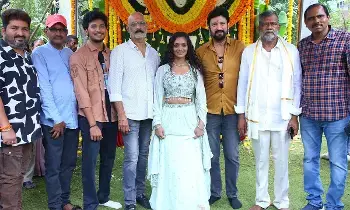 The Kumbh Mela Beads Girl: టాలీవుడ్ ఎంట్రీ ఇచ్చిన..కుంభమేళా పూసలమ్మాయి The Kumbh Mela Beads Girl: టాలీవుడ్ ఎంట్రీ ఇచ్చిన..కుంభమేళా పూసలమ్మాయి