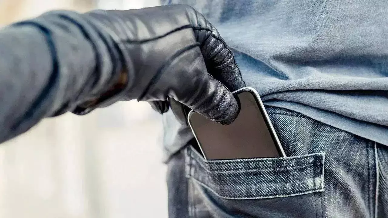 CEIR Portal India : పోగొట్టుకున్న మొబైల్ తిరిగి పొందడం ఎలా? CEIR పోర్టల్తో ఫోన్ దొంగలకు చెక్ CEIR Portal India : పోగొట్టుకున్న మొబైల్ తిరిగి పొందడం ఎలా? CEIR పోర్టల్తో ఫోన్ దొంగలకు చెక్