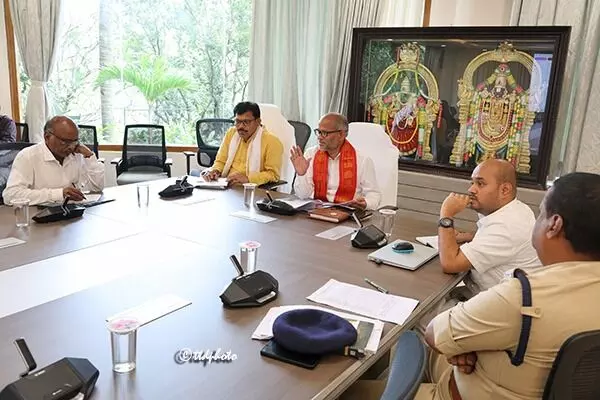The President of India’s Tirumala Visit: భారత రాష్ట్రపతి తిరుమల పర్యటన ఏర్పాట్లపై టీటీడీ అదనపు ఈవో సమీక్ష The President of India’s Tirumala Visit: భారత రాష్ట్రపతి తిరుమల పర్యటన ఏర్పాట్లపై టీటీడీ అదనపు ఈవో సమీక్ష