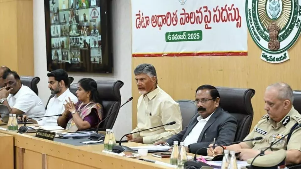 CM Chandrababu Orders: సీఎం చంద్రబాబు ఆదేశం: 100 శాతం ప్రభుత్వ సేవలు ఆన్లైన్లోనే.. ఆఫీసులకు రాకుండానే! CM Chandrababu Orders: సీఎం చంద్రబాబు ఆదేశం: 100 శాతం ప్రభుత్వ సేవలు ఆన్లైన్లోనే.. ఆఫీసులకు రాకుండానే!