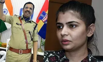 Chinmayi Files Complain: అసభ్యంగా బూతులు తిడుతున్నరు.. సజ్జనార్ కు చిన్మయి కంప్లైంట్ Chinmayi Files Complain: అసభ్యంగా బూతులు తిడుతున్నరు.. సజ్జనార్ కు చిన్మయి కంప్లైంట్