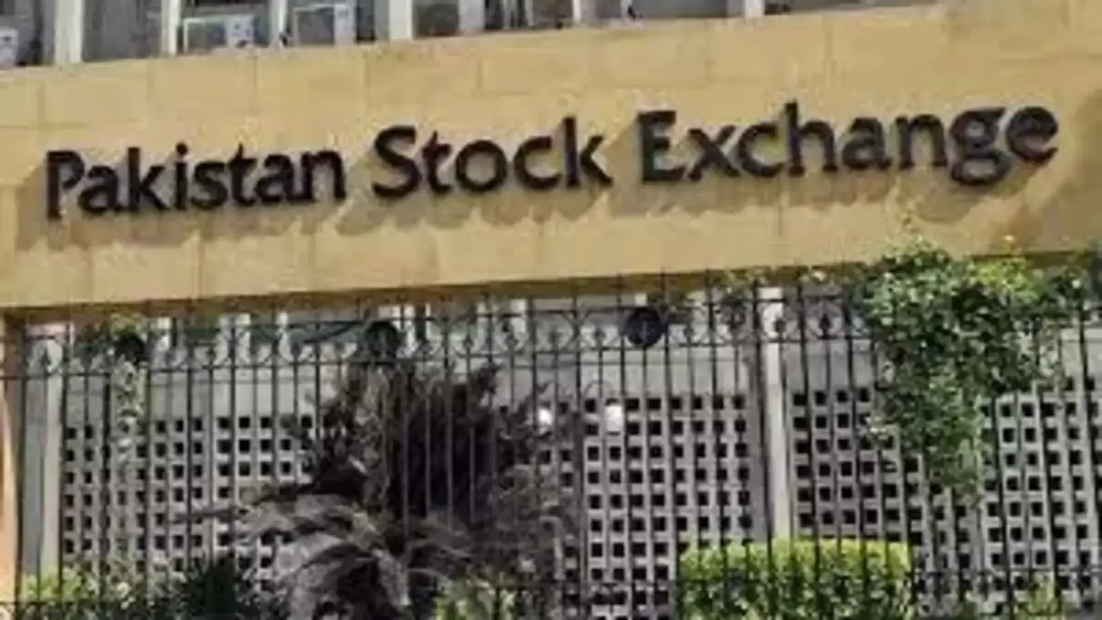 Karachi Stock Exchange : కరాచీ స్టాక్ ఎక్స్ఛేంజ్‌లో పెను నష్టం.. ఒక్క రోజులోనే బిలియన్ డాలర్లు కోల్పోయిన పాక్ ఇన్వెస్టర్లు