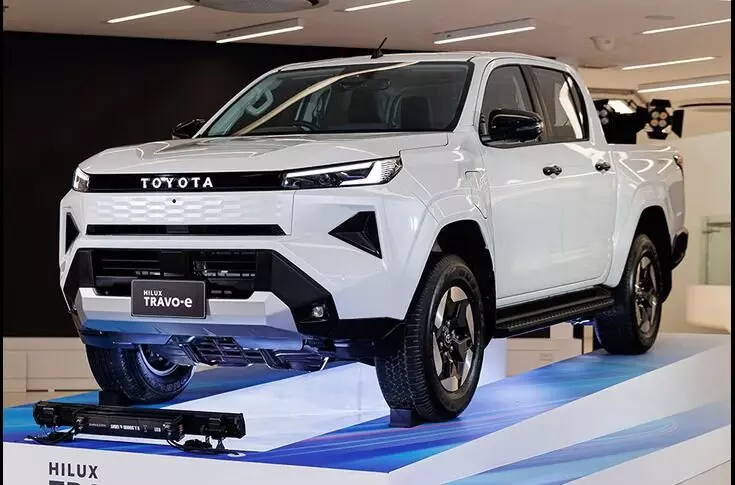 Toyota Hilux : సింగిల్ ఛార్జ్‌తో 240 కి.మీ రేంజ్, డ్యూయల్ మోటార్ సెటప్‌తో టయోటా హైలెక్స్