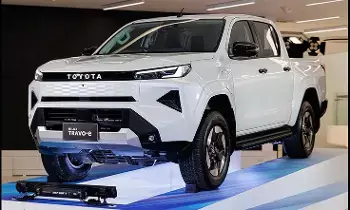 Toyota Hilux : సింగిల్ ఛార్జ్‌తో 240 కి.మీ రేంజ్, డ్యూయల్ మోటార్ సెటప్‌తో టయోటా హైలెక్స్