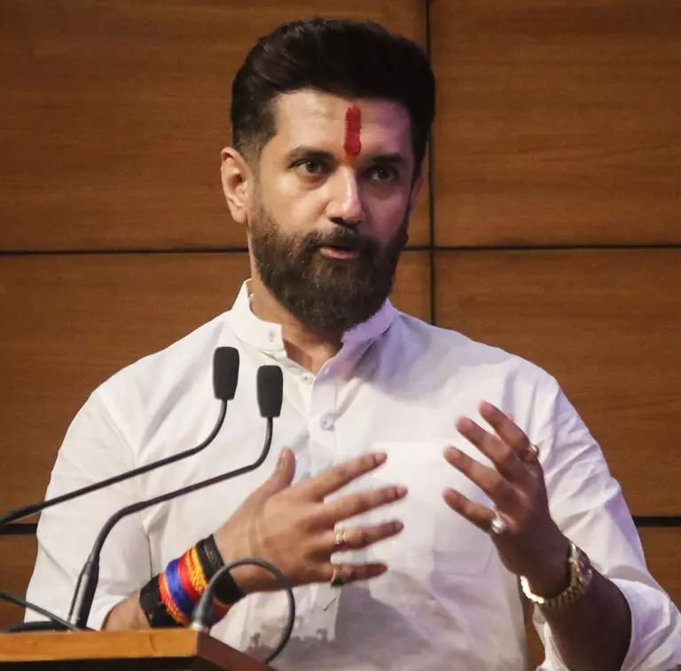 Chirag Paswan: చిరాగ్ పాస్వాన్: ‘నా రాజకీయ జీవితం ముగిసిపోయిందని అనుకున్నారు’.. నీతీశ్తో సమావేశం తర్వాత కీలక వ్యాఖ్యలు Chirag Paswan: చిరాగ్ పాస్వాన్: ‘నా రాజకీయ జీవితం ముగిసిపోయిందని అనుకున్నారు’.. నీతీశ్తో సమావేశం తర్వాత కీలక వ్యాఖ్యలు