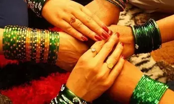 Women Wear Bangles: స్త్రీలు గాజులు ఎందుకు ధరించాలి? Women Wear Bangles: స్త్రీలు గాజులు ఎందుకు ధరించాలి?