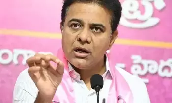 KTR Visits Injured BRS Activist: కేటీఆర్ గాయపడిన బీఆర్ఎస్ కార్యకర్తకు పరామర్శ: ఎన్నికల తర్వాత దాడులకు కాంగ్రెస్ బాధ్యత తీసుకోవాలి
