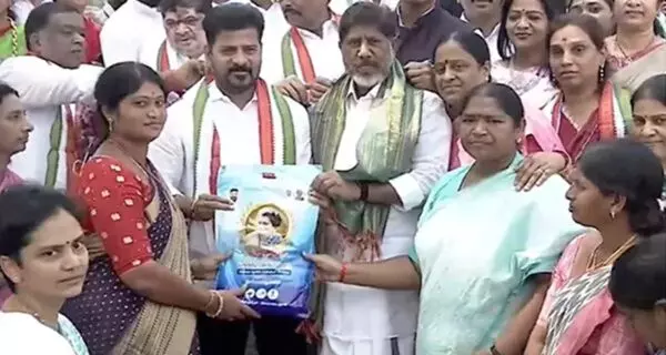Chief Minister Revanth Reddy: ముఖ్యమంత్రి రేవంత్ రెడ్డి ఆధ్వర్యంలో ఇందిరమ్మ చీరల పంపిణీ  ప్రారంభం