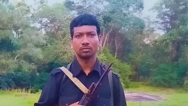 “బస్తర్ అడవుల్లో అదృశ్య శక్తి… మద్వి హిడ్మా కథ” “బస్తర్ అడవుల్లో అదృశ్య శక్తి… మద్వి హిడ్మా కథ”