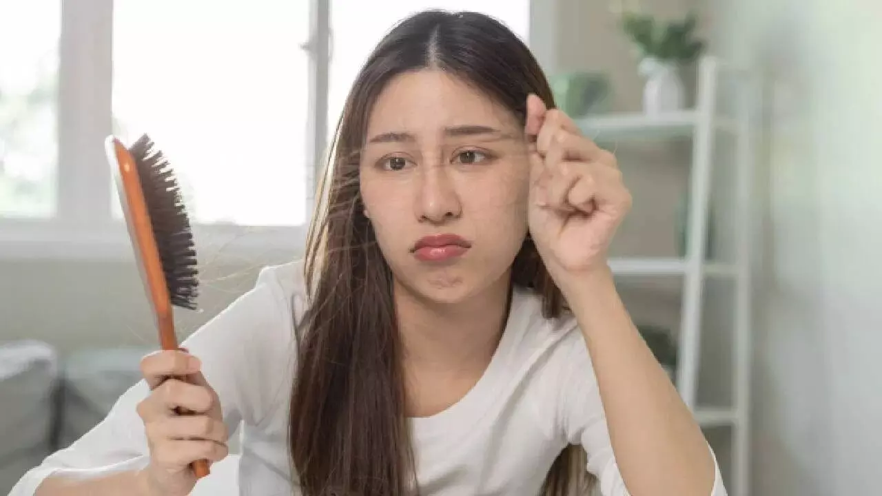 Stop Hair Fall : జుట్టు రాలే సమస్యకు ఈ చిట్కాలతో చెక్ పెట్టండి Stop Hair Fall : జుట్టు రాలే సమస్యకు ఈ చిట్కాలతో చెక్ పెట్టండి