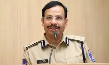 CP VC Sajjanar Warns: విధుల్లో ఉన్న అధికారులపై దాడికి పాల్పడితే ఊరుకోము.. కఠినంగా శిక్షిస్తాం: సీపీ వీసీ సజ్జనార్ హెచరిక CP VC Sajjanar Warns: విధుల్లో ఉన్న అధికారులపై దాడికి పాల్పడితే ఊరుకోము.. కఠినంగా శిక్షిస్తాం: సీపీ వీసీ సజ్జనార్ హెచరిక