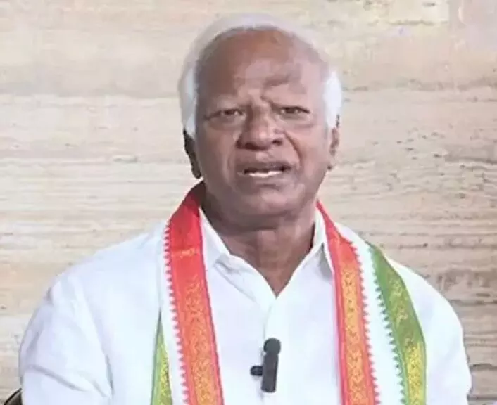 Kadiyam Srihari Meets Speaker: ఫిరాయింపు నోటీసులపై మరింత సమయం కోరుతూ.. స్పీకర్‌ను కలిసిన కడియం శ్రీహరి