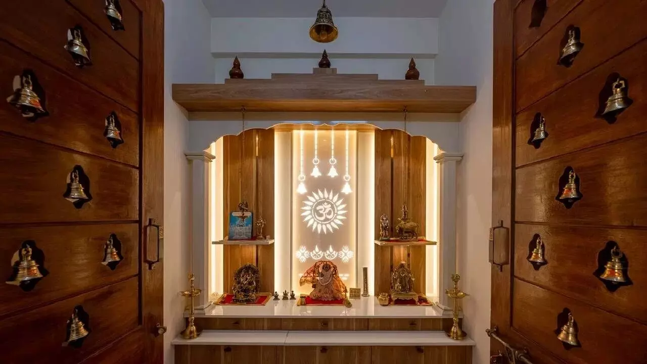 Do Not Keep These Items Near the Puja Room: దేవుడి గది దగ్గర ఈ వస్తువులు అస్సలు ఉంచొద్దు.. లేకపోతే ఈ సమస్యలు తప్పవు..